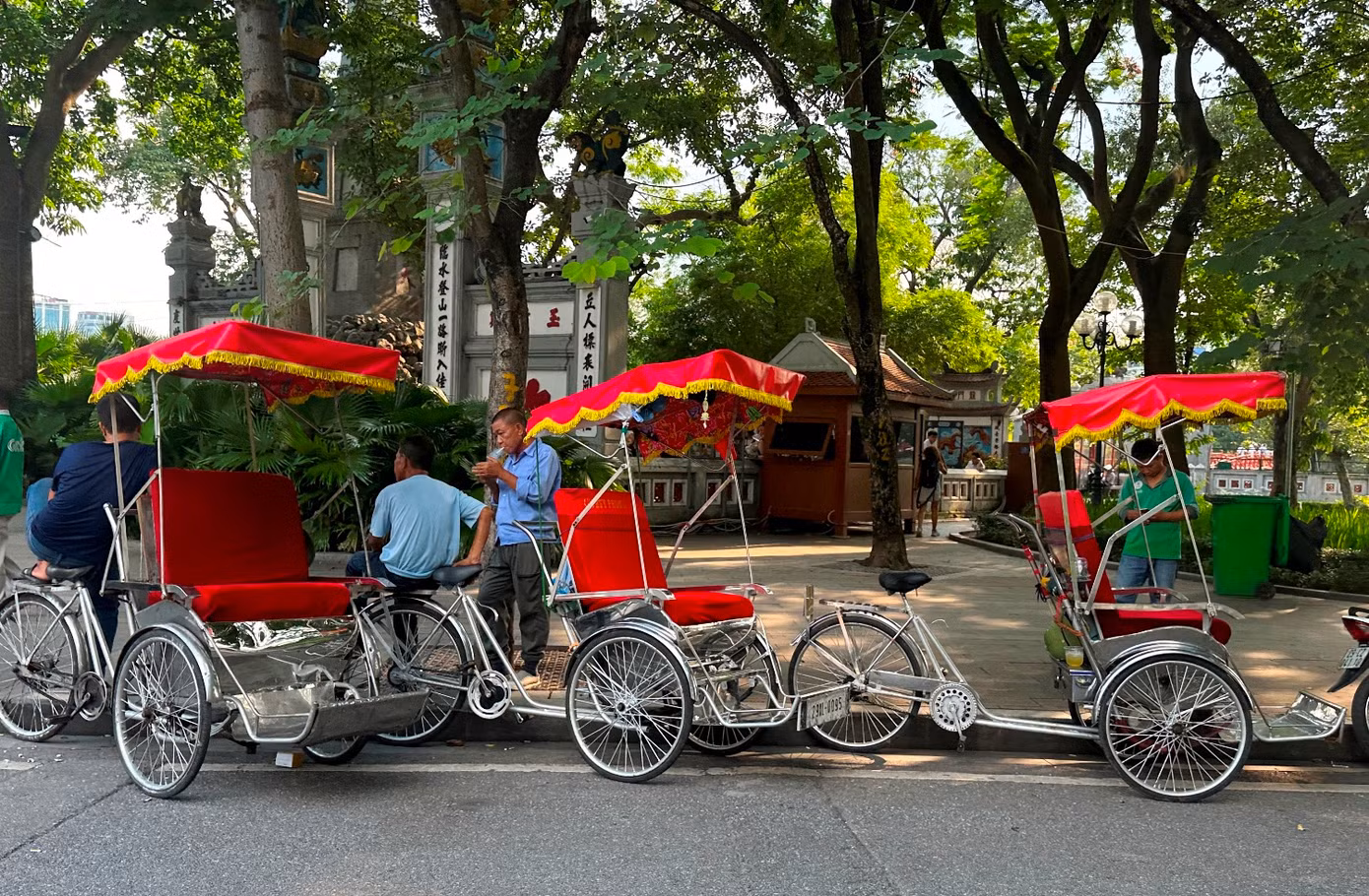 Cùng với dừng đỗ trên đường, "bịt" lối ra vào đền Ngọc Sơn, nhiều lái xe xích lô đứng chờ khách ở đây còn ngồi đứng, tụ tập rất lộn xộn, mất mỹ quan.