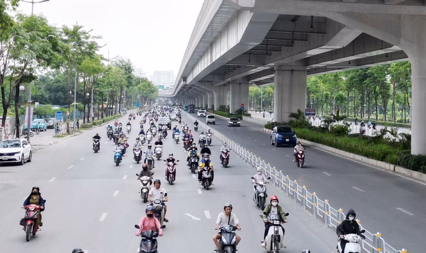 Giờ cao điểm chiều qua và sáng nay (24/6) sau những ngày đầu tiên có sự xuất hiện của biển báo và hàng rào sắt phân làn, các dòng xe đã đi lại bắt đầu theo làn riêng.