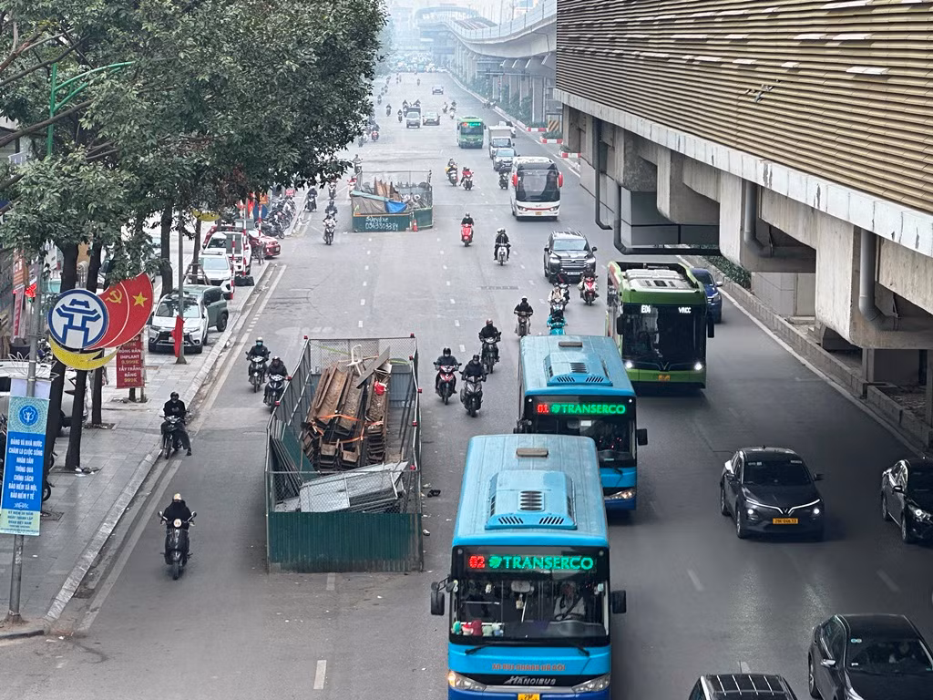 Trên đường Trần Phú (Hà Đông) 3 công trường dự án xử lý nước thải Yên Xá trong 2 ngày qua, phóng viên ghi nhận cũng chưa có sự thi công trở lại, hàng rào 4 xung quanh vẫn đóng kín mít, không có máy móc, công nhân thi công.