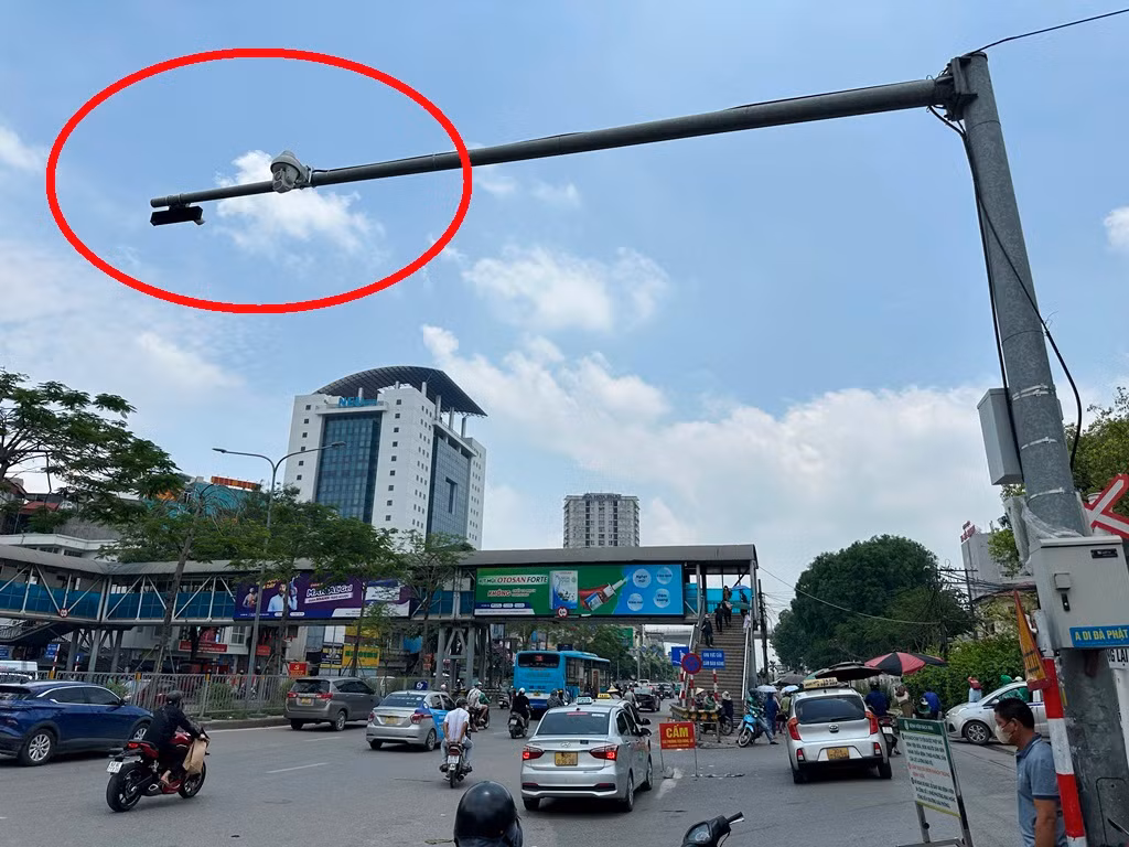 Tại khu vực trước cổng bệnh viện Bạch Mai đều có rất nhiều camera giám sát và xử phạt nguội, nhưng các xe taxi trên đã lách bằng cách che hoặc làm mờ chữ biển số.