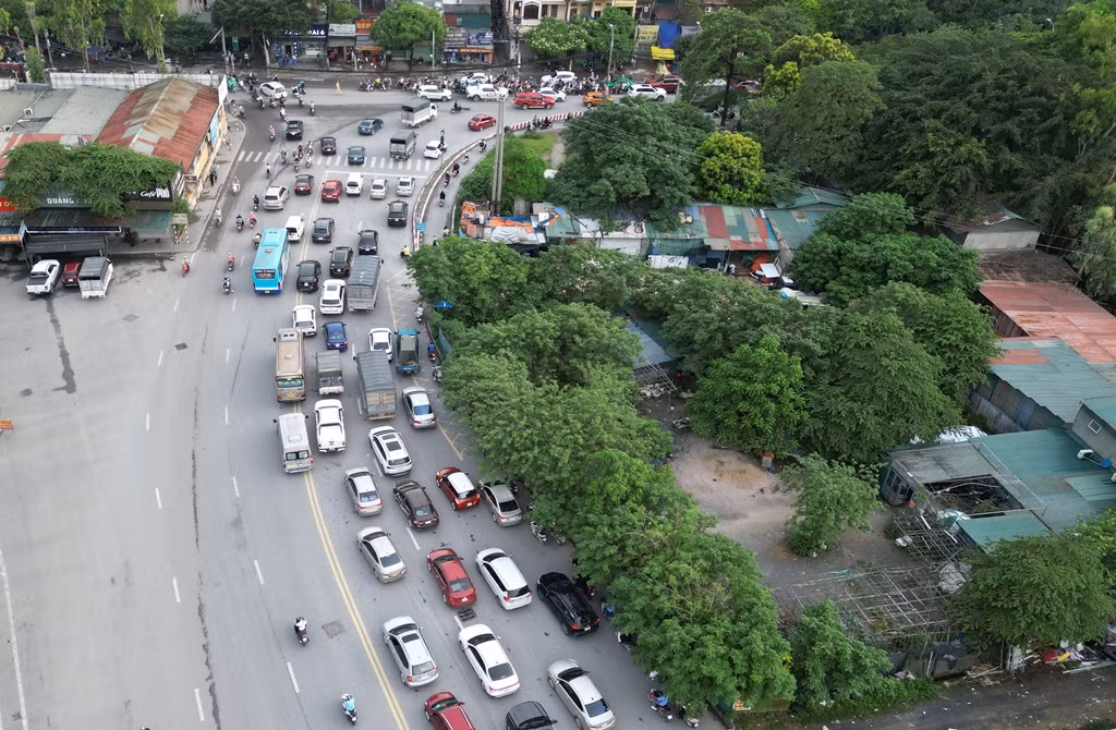 Cùng với chưa phát huy giá trị, hiệu quả đầu tư, tình trạng nút giao bị treo đã gây ảnh hưởng đến giao thông đi lại, ùn tắc liên miên xảy ra trên đường Phạm Tu, đường 70 và đường Xa La…