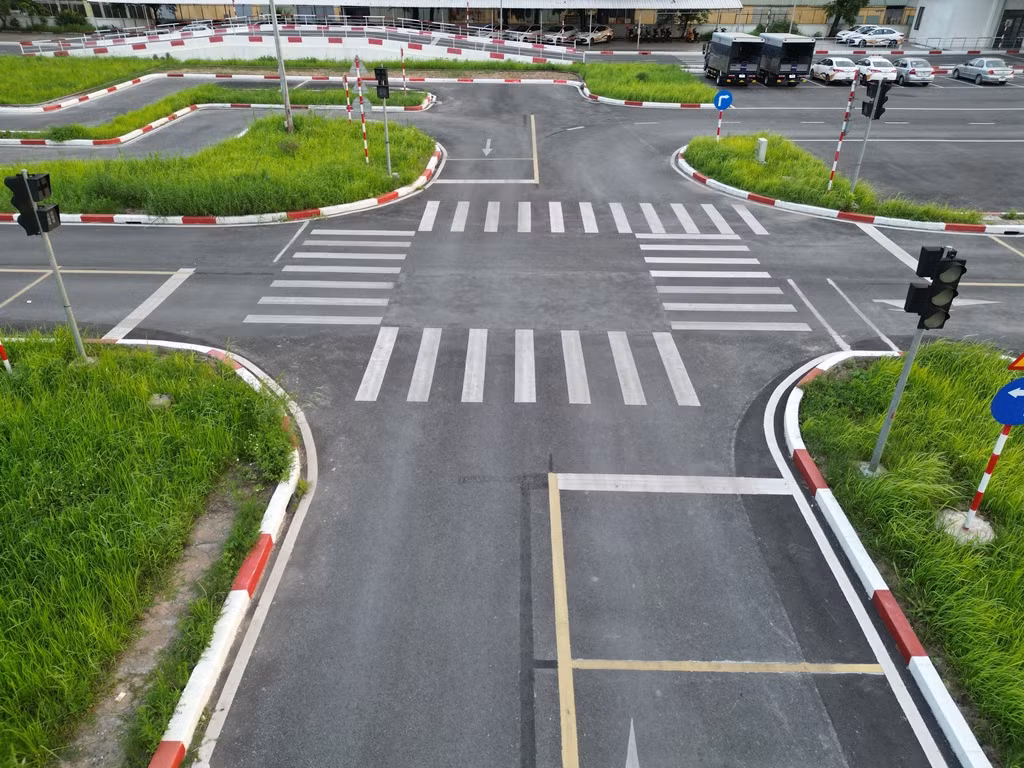 Hệ thống hạ tầng, trang thiết bị điện tử được lắp tại sân bãi sát hạch cũng để không nhiều tháng.