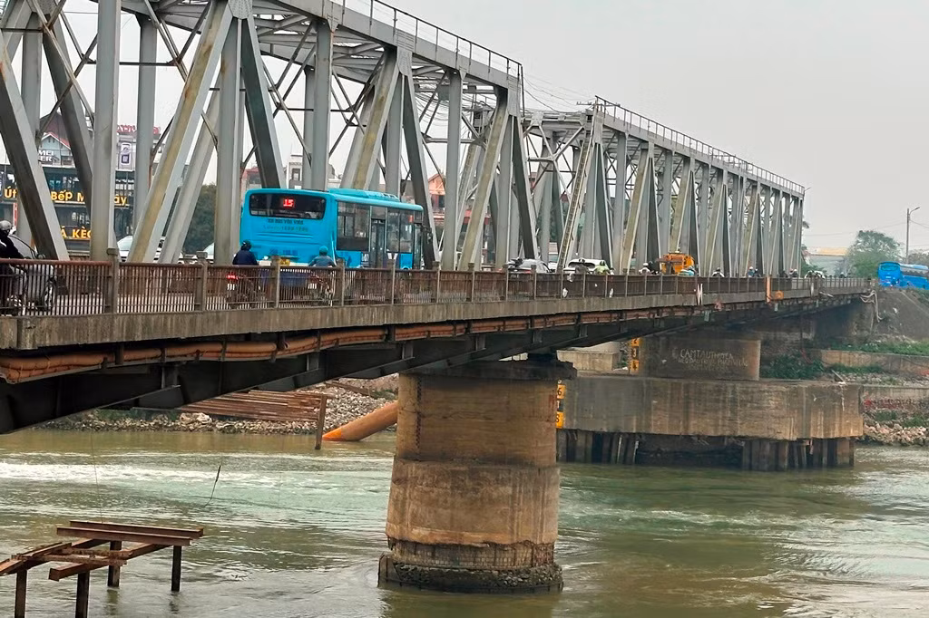 Ngoài ra các trụ cầu ở dưới sông cũng bị sóng nước đánh bào mòn, trơ cả lõi thép. Ngoài ra các trụ cầu ở dưới sông cũng bị sóng nước đánh bào mòn, trơ cả lõi thép.