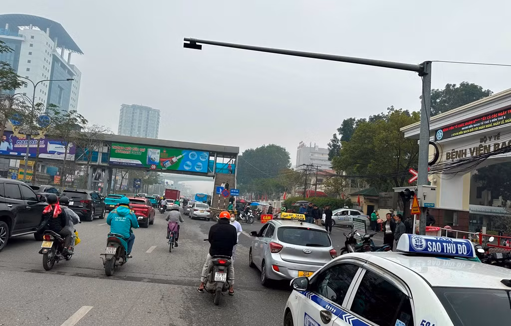 Trong thông báo danh sách xe vi phạm vừa được Phòng CSGT Hà Nội gửi Sở GTVT và đăng kiểm, có hàng chục xe ô tô bị phát hiện lỗi vi phạm "dừng xe ở nơi có biển cấm dừng, đỗ". Với lỗi này tài xế, chủ xe bị xử phạt từ 4 đến 6 triệu đồng/lần vi phạm.