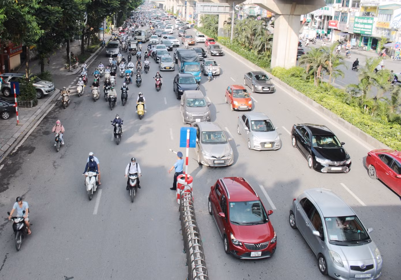 Với 5 làn xe mỗi chiều đường, tháng 8/2022 Sở GTVT khi đó và Sở Xây dựng Hà Nội hiện nay đã thực hiện phân làn ô tô, xe máy đi riêng trên đường Nguyễn Trãi đoạn từ Ngã Tư Sở đến Vành đai 3.