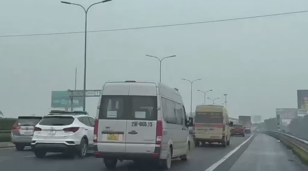 Ùn tắc xảy ra nghiêm trọng nhất là đoạn từ Pháp Vân đến trạm thu phí trên địa bàn huyện Thường Tín (Hà Nội).