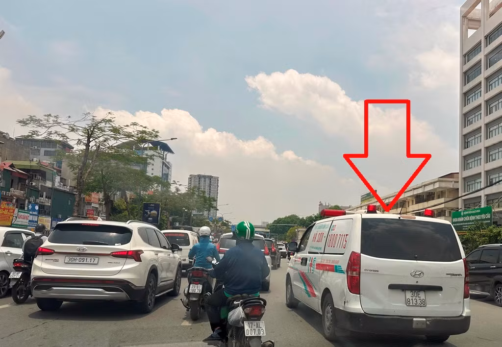 Sáng và trưa ngày 21/5, trên toàn tuyến đường Giải Phóng không ùn tắc, tuy nhiên đoạn qua bệnh viện Bạch Mai ùn tắc cục bộ từ sáng đến trưa, nhiều xe cấp cứu vất vả tiếp cận bệnh viện.