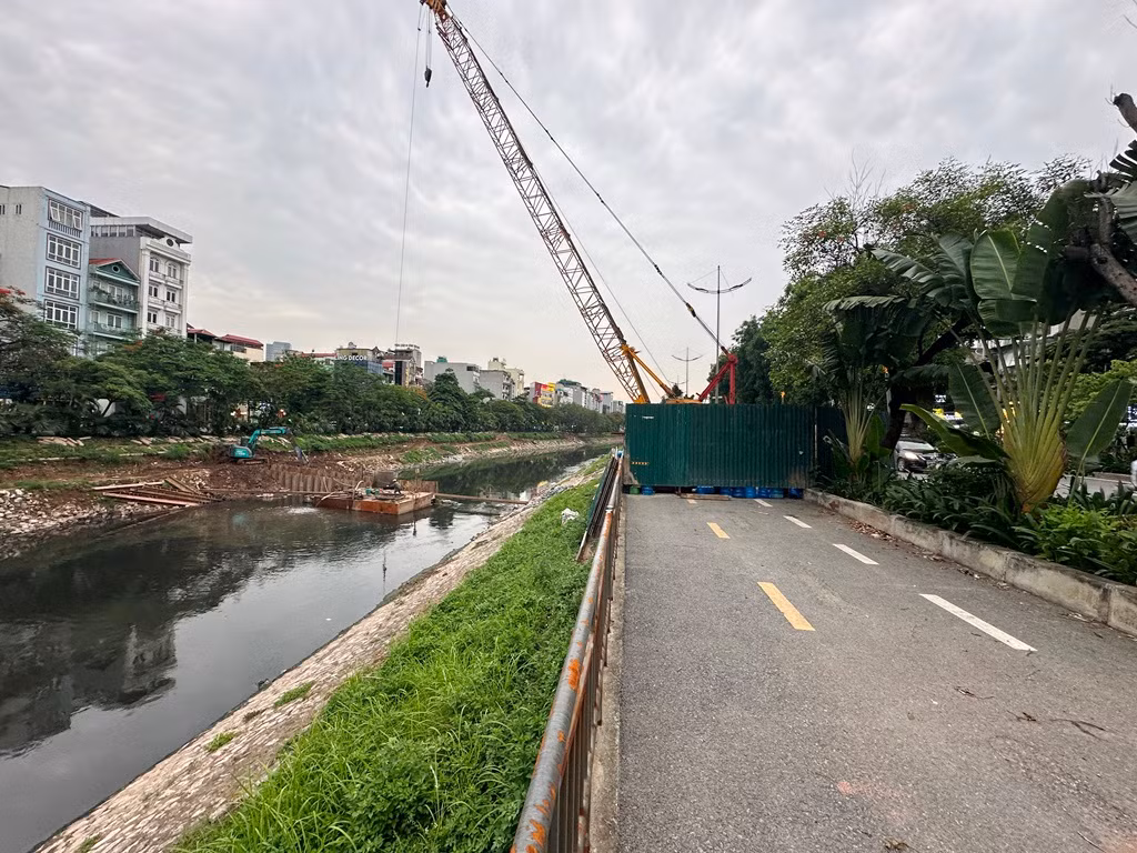 Theo ghi nhận, ngoài chậm tiến độ gây ảnh hưởng đến giao thông trên đường, công trường thi công ven sông Tô Lịch đang có nhiều nội dung thực hiện không đúng quy định. Cụ thể, công trường từ số nhà 732 - 738 đường Láng đang thiếu thiết bị cảnh báo giao thông; thiếu bảng thông tin dự án; không niêm yết công khai thời gian được phép thi công, giấy phép được cấp...