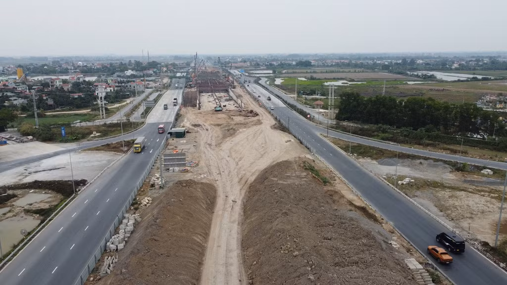 Trong đó nút giao Phú Thứ đang được thi công tổng thể, phạm vi hàng rào chiếm toàn bộ cao tốc, kéo dài gần 2 km.