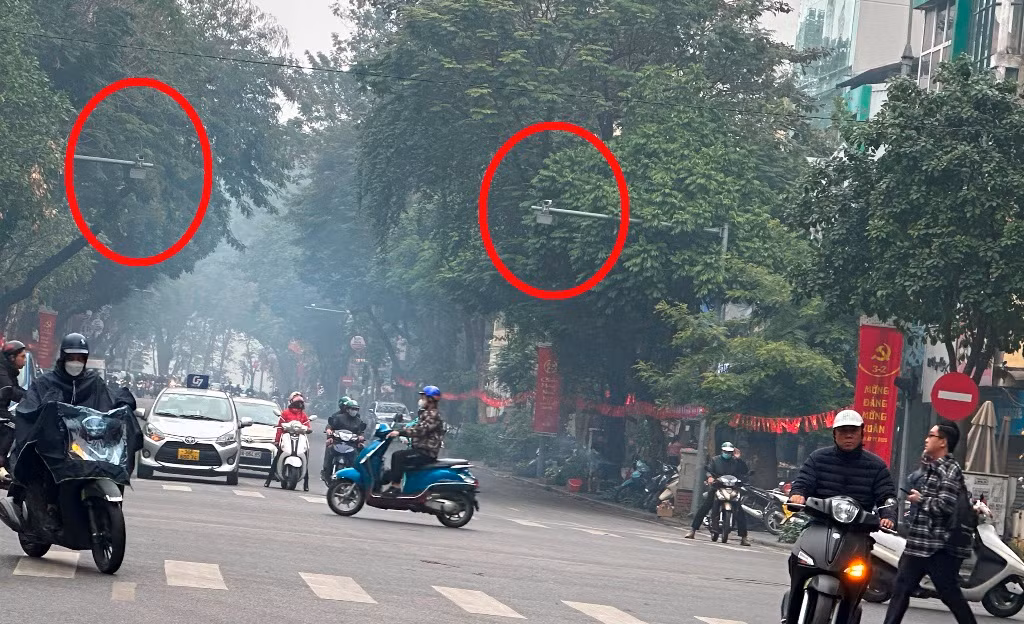Nút giao Bà Triệu - Lý Thường Kiệt cũng là nút giao thông thứ 4 đang có nhiều ô tô, xe máy bị hệ thống camera phát hiện lỗi vi phạm vượt đèn đỏ. Tuy nhiên do số lượng xe máy chưa chính chủ còn nhiều nên trong danh sách các xe vi phạm "nguội" gửi Sở GTVT và đăng kiểm vừa qua, Phòng CSGT Hà Nội chỉ thống kê danh sách các xe ô tô vi phạm để từ chối đăng kiểm.