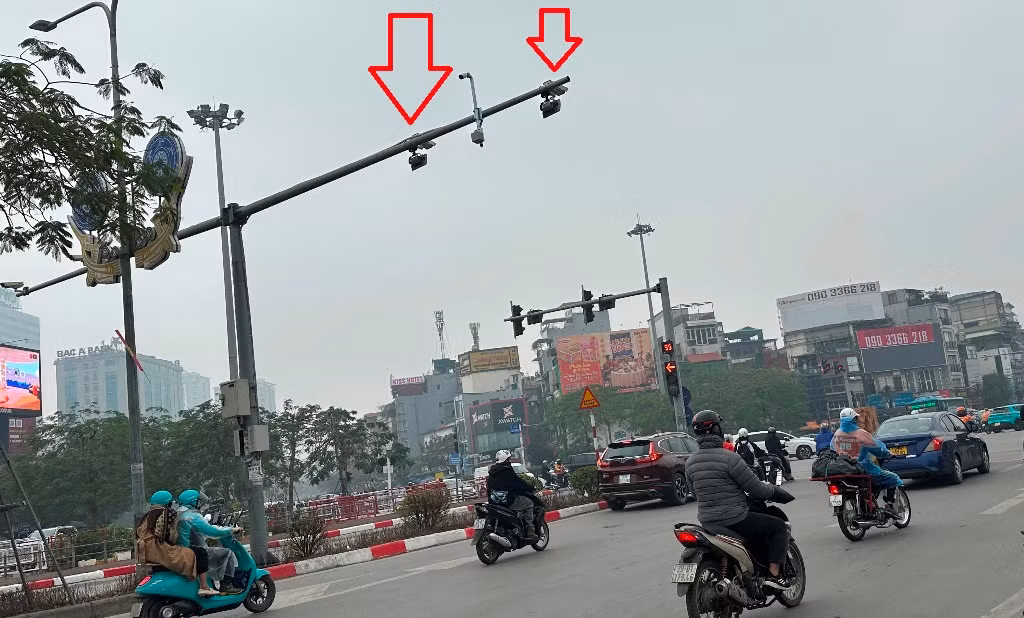 Các lỗi xe ô tô vi phạm tại đây là không tuân thủ hiệu lệnh của đèn giao thông (vượt đèn đỏ). Lỗi này tài xế, chủ xe bị xử phạt 18 - 20 triệu đồng, trừ 2 - 4 điểm ở bằng lái xe.