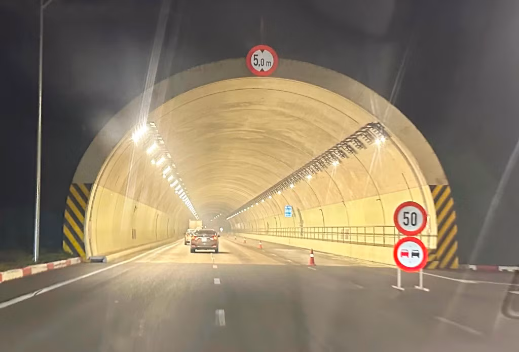 Lâu nay cao tốc Mai Sơn - QL45 và hầm Tam Điệp đang cho xe lưu thông với tốc độ tối đa 90 km/h, nhưng gần 1 tháng nay tốc độ bị hạ xuống chỉ còn 50km/h