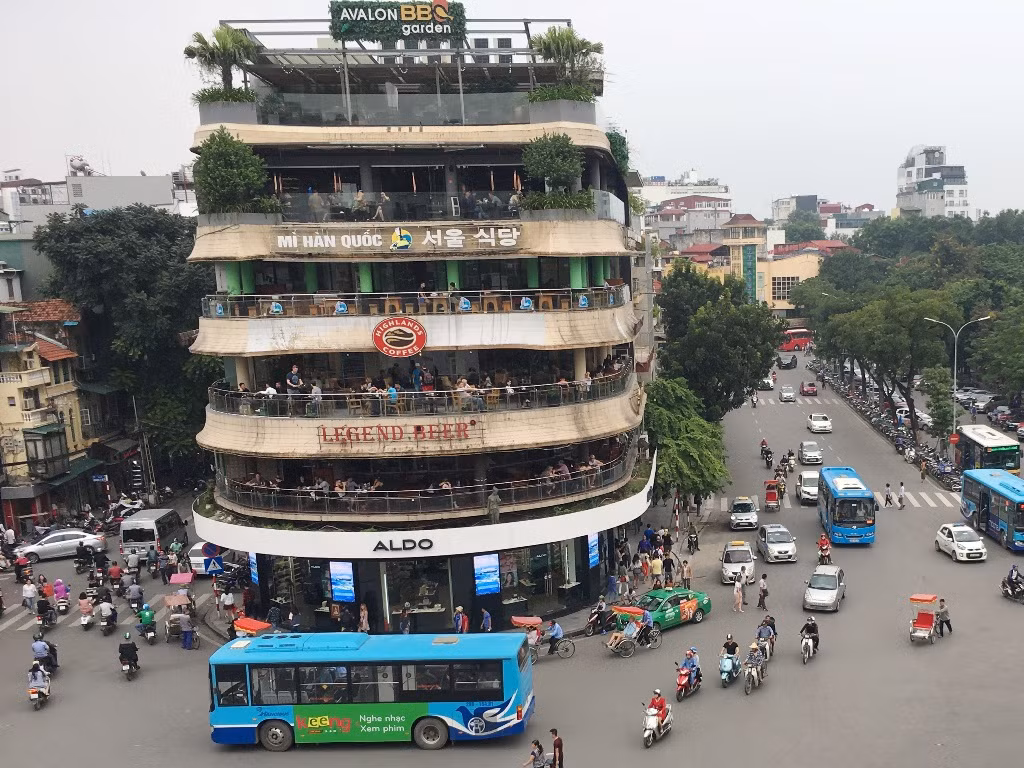 Từ thực tế trên, đơn vị quản lý bến tàu điện là Công ty xe điện Hà Nội (một trong những đơn vị tiền thân của Tổng công ty Vận tải Hà Nội hiện nay) đã phối hợp với các đơn vị tư vấn, kiến trúc sư thiết kế kiến trúc tòa nhà thương mại có kiến trúc Hàm Cá mập. Ảnh PV Tiền Phong vừa chụp.