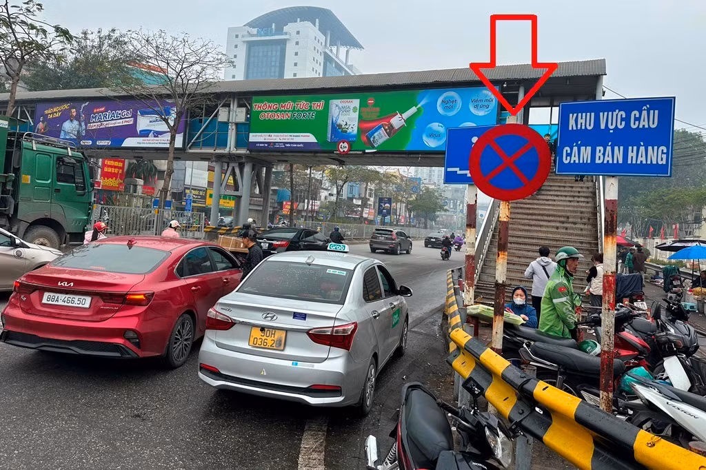 Hiện nay, khu vực đường Giải Phóng trước Bệnh viện Bạch Mai đang có biển cấm phương tiện trong đó có ô tô dừng đỗ. Tuy nhiên, mặc dù có biển cấm và camera theo dõi, xử phạt nguội nhưng sáng 12/2 phóng viên ghi nhận, vẫn có nhiều ô tô cá nhân và taxi dừng đỗ ngay biển cấm.