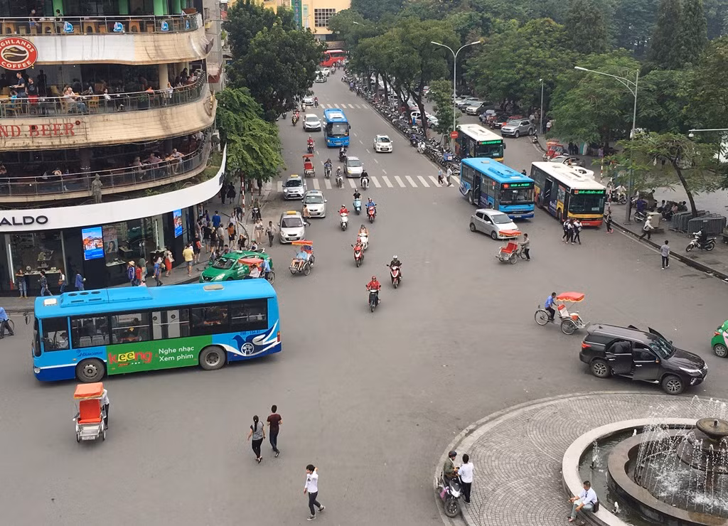Sau khi quảng trường Đông Kinh - Nghĩa Thục mới đi vào hoạt động, mặt bằng vẫn có một trong các chức năng chính là phục vụ vận tải công cộng.
