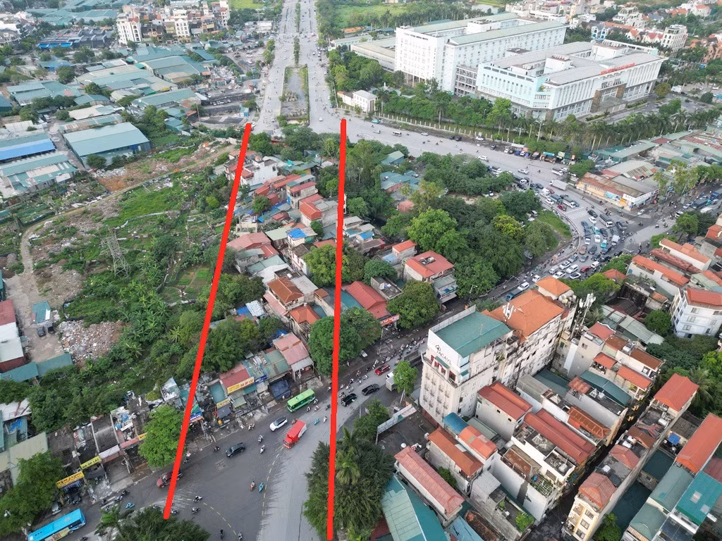 Tuy nhiên, đến đoạn giao với đường 70 thì tuyến đường đang bị thắt nút “cổ chai” do cầu vượt đường 70 tại đây (đường bút đỏ) thi công chưa xong