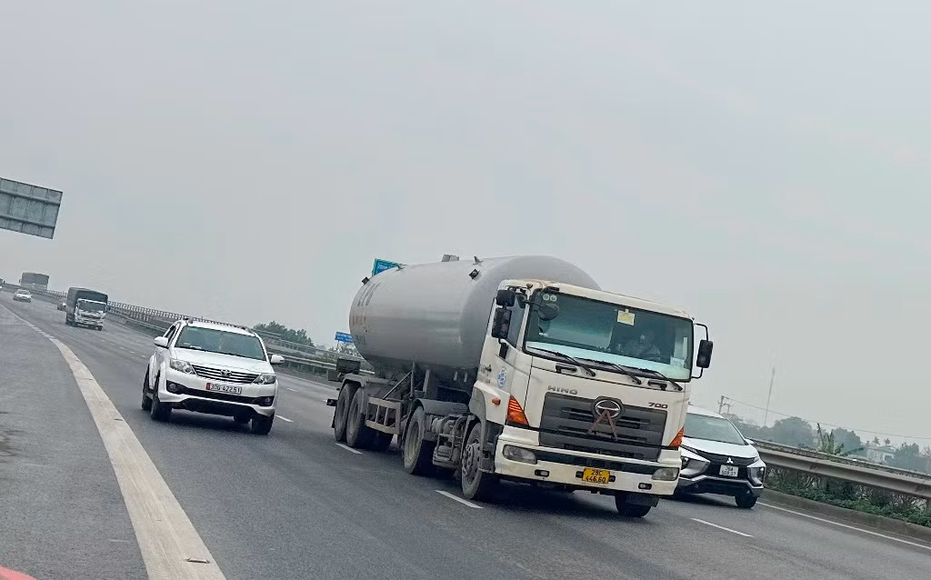 Lượng xe lưu thông trên cao tốc Bắc - Nam đoạn Hà Nội - Ninh Bình được thống kê là cao nhất miền Bắc (từ 105.000 - 110.000 xe/ngày). Khi lưu thông trên cao tốc Cao Bồ - Mai Sơn có 2 làn đường nhưng xe vẫn phải chạy thành 3 làn để tránh bị dồn ứ.