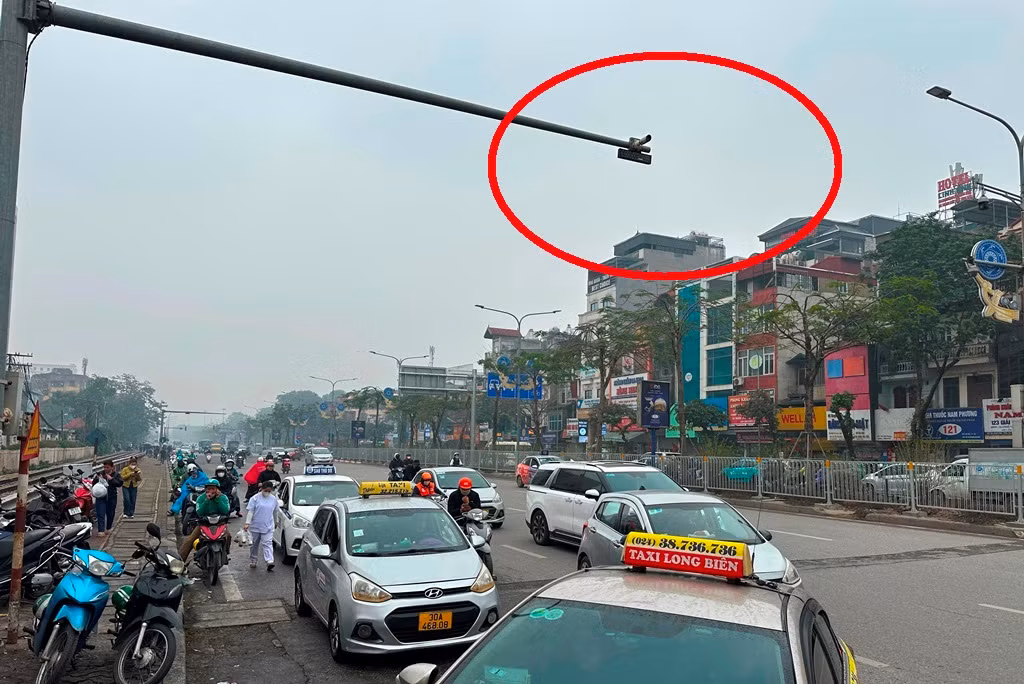 Trong danh sách hơn 390 xe ô tô bị xử phạt nguội tính đến tháng 1/2025 được Phòng CSGT gửi cho Sở GTVT Hà Nội và trung tâm đăng kiểm, đường Giải Phóng đoạn qua bệnh viện Bạch Mai chiếm số lượng xe vi phạm nhiều nhất.