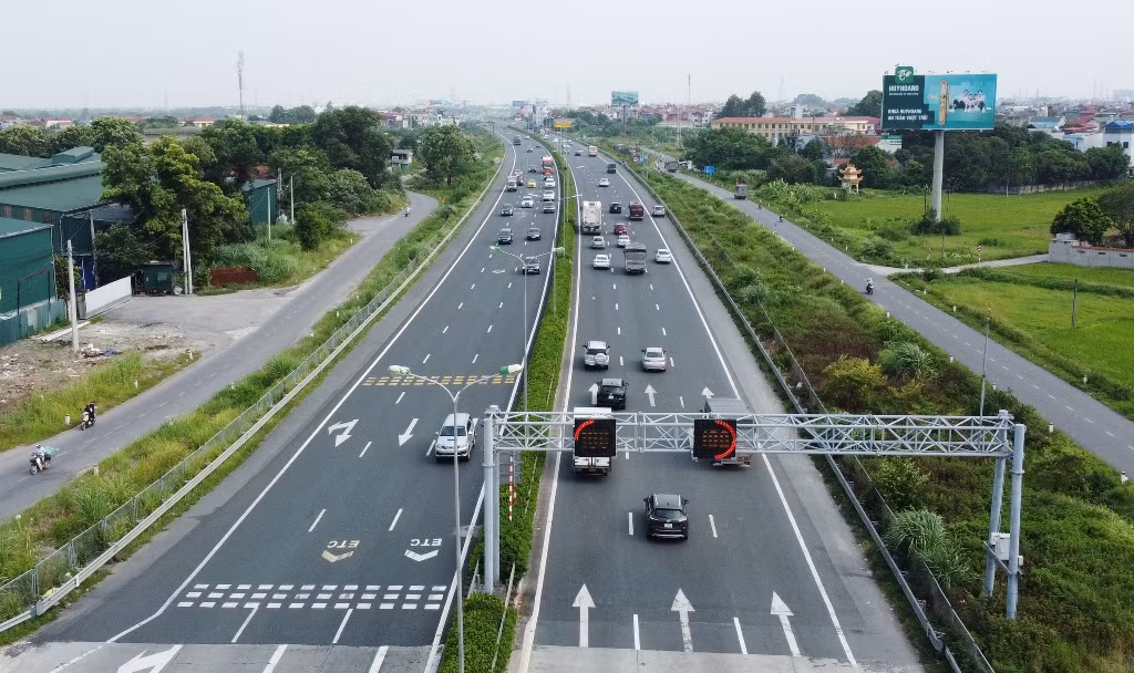 Tuy nhiên, với cao tốc Pháp Vân – Cầu Giẽ nhà đầu tư dự án vừa đề xuất mở rộng lòng đường từ 6 làn xe thành 12 làn bằng cầu cạn nhưng không xây ở dải phân cách giữa.