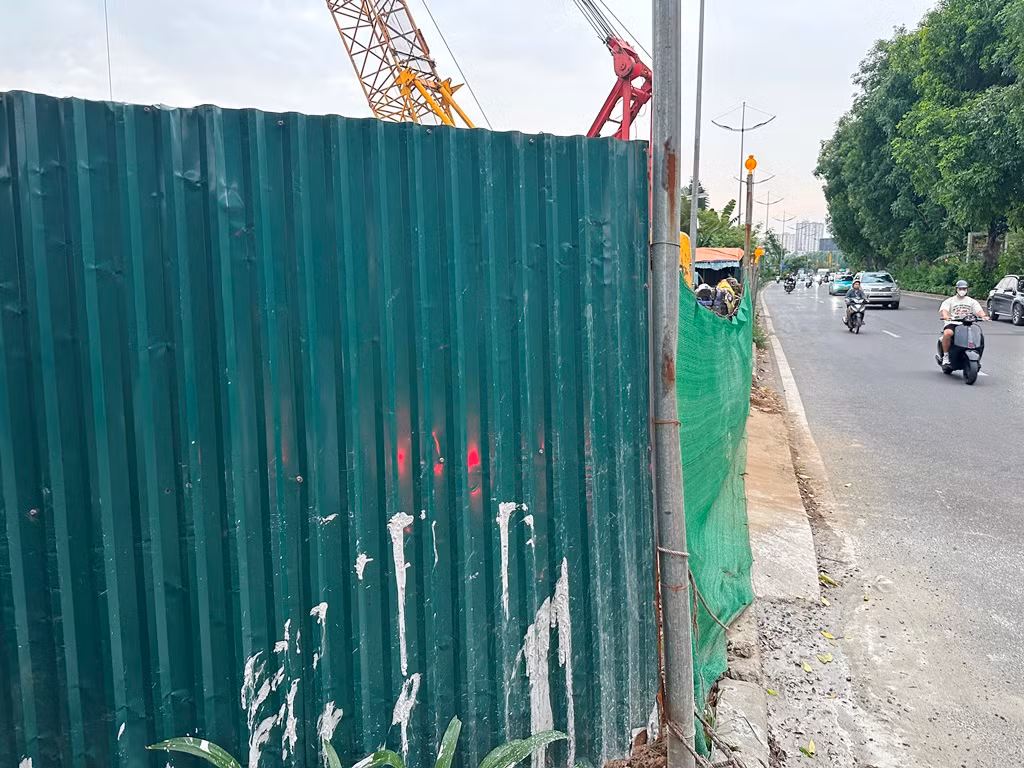Không chỉ đường dành cho xe đạp ven sông Tô Lịch, hàng rào công trường thi công còn rào cả một đoạn dài dải phân cách - vỉa hè đường Láng.