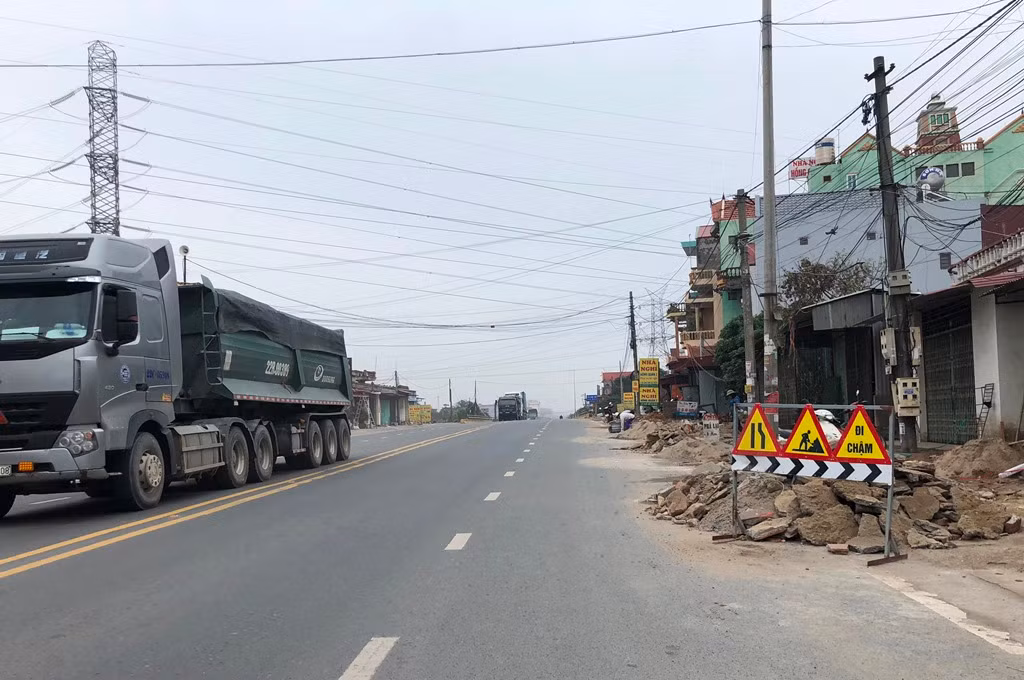 Quốc lộ 18 đi qua Bắc Ninh nhiều đoạn hư hỏng và nhà dân nằm sát bên đường. Ảnh: Anh Trọng