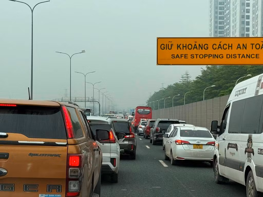 Từ sáng sớm đến trưa nay, chiều đường Hà Nội - Hà Nam trên cao tốc Pháp Vân - Cầu Giẽ đông kín xe lưu thông.