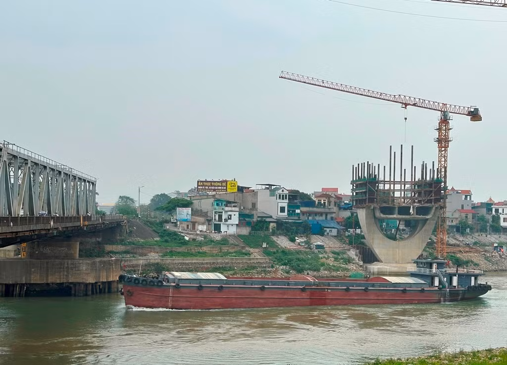 Cùng với đó độ tĩnh không cầu (khoảng sáng thông thuyền) của cầu hạn chế, nên gây khó khăn cho giao thông thủy trên sông Đuống, nhiều tàu thuyền to không thể di chuyển, chui qua cầu Đuống. Cùng với đó độ tĩnh không cầu (khoảng sáng thông thuyền) của cầu hạn chế, nên gây khó khăn cho giao thông thủy trên sông Đuống, nhiều tàu thuyền to không thể di chuyển, chui qua cầu Đuống.