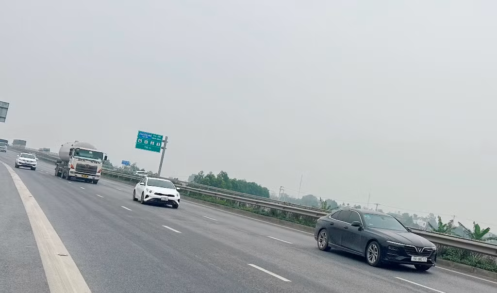 Đoạn cao tốc Mai Sơn - Ninh Bình có chiều dài 15 km nhưng đang tồn tại nhiều bất cập, trong đó có tình trạng "bóp" hẹp về làn đường và tốc độ xe lưu thông.