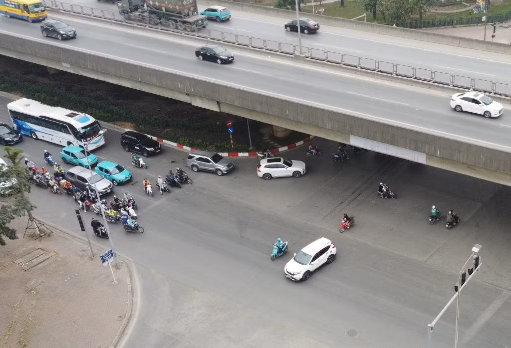 Với giải pháp tổ chức giao thông và điều tiết xe di chuyển này, nút giao Phạm Hùng - Đỗ Đức Dục những ngày qua bước đầu đã giảm ùn ứ kéo dài.