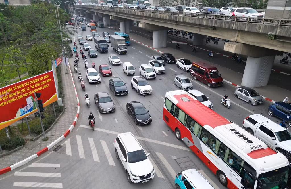 Ùn tắc đường Nghiêm Xuân Yêm hướng cầu Dậu qua nút.