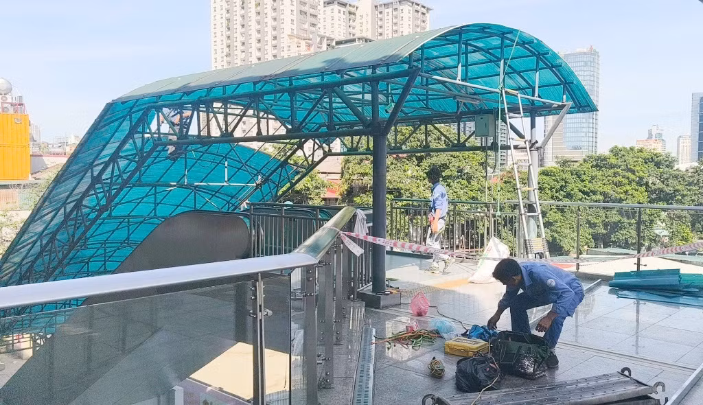 Với hệ thống thang máy, thang cuốn tại 12 nhà ga tuyến đường sắt Cát Linh - Hà Đông, Hanoi Metro cho biết, đang được đội ngũ kỹ thuật Hà Nội Metro kiểm tra, duy tu.
