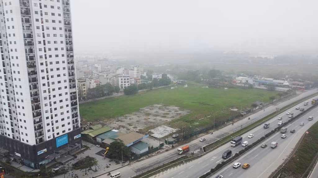 Dự án nằm trên đường Đỗ Mười (Vành đai 3) phường Yên Sở, quận Hoàng Mai thuộc nội thành Hà Nội; xung quanh dự án là khu đô thị, nhà dân đã ở sát sát nên vị trí mặt bằng được quy hoạch xây bến xe Yên Sở đang được đánh giá là đất vàng tại nội đô Hà Nội.
