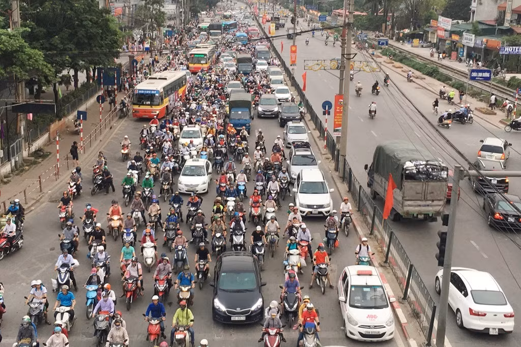 Ngoài ô tô, xe máy, hiện đường Ngọc Hồi và nút giao Ngọc Hồi - Pháp Vân - Giải Phóng còn có nhiều xe tải, xe khách, container lưu thông và thường xuyên ùn tắc kéo dài liên tục cả ngày.
