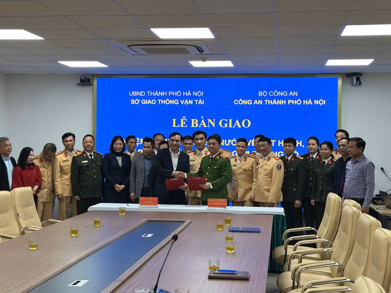 Phó Giám đốc Sở GTVT Hà Nội Đào Duy Phong và Phó Giám đốc Công an thành phố Hà Nội - Thiếu tướng Dương Đức Hải trao biên bản bàn giao với sự chứng kiến của cán bộ hai đơn vị. Phó Giám đốc Sở GTVT Hà Nội Đào Duy Phong và Phó Giám đốc Công an thành phố Hà Nội - Thiếu tướng Dương Đức Hải trao biên bản bàn giao với sự chứng kiến của cán bộ hai đơn vị.