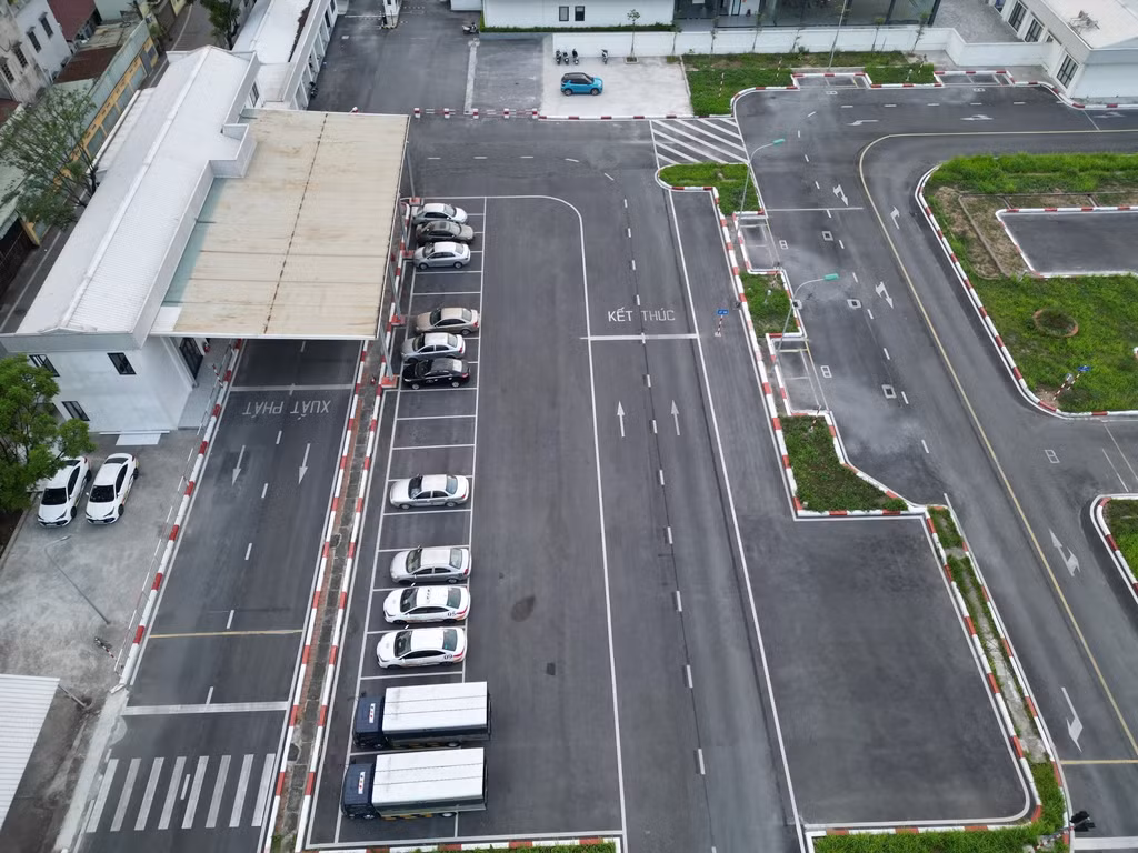 Trước khi lĩnh vực này được chuyển giao sang đơn vị Cảnh sát giao thông (CSGT) quản lý, Sở Xây dựng Hà Nội cho biết trên địa bàn TP. Hà Nội có 42 cơ sở đào tạo, giảng dạy công tác đào tạo lái ô tô, xe máy và 13 Trung tâm sát hạch cấp giấy phép lái xe. Trung bình mỗi tháng tổ chức sát hạch cấp bằng lái xe cho hơn 33.000 bộ giấy phép lái xe.