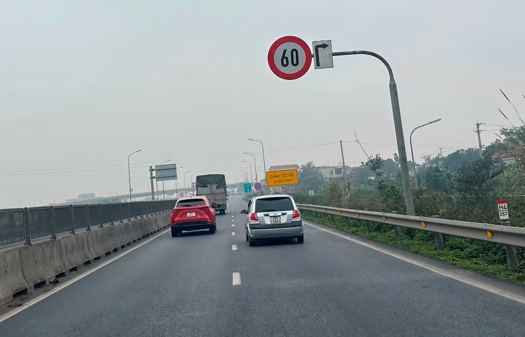 Đại diện Cục CSGT cho biết, tuyến đường tồn tại nhiều bất cập khi không có làn xe khẩn cấp, gây khó khăn cho các xe gặp sự cố và cơ quan chức năng xử lý khi có xe hỏng, đường ùn ứ.