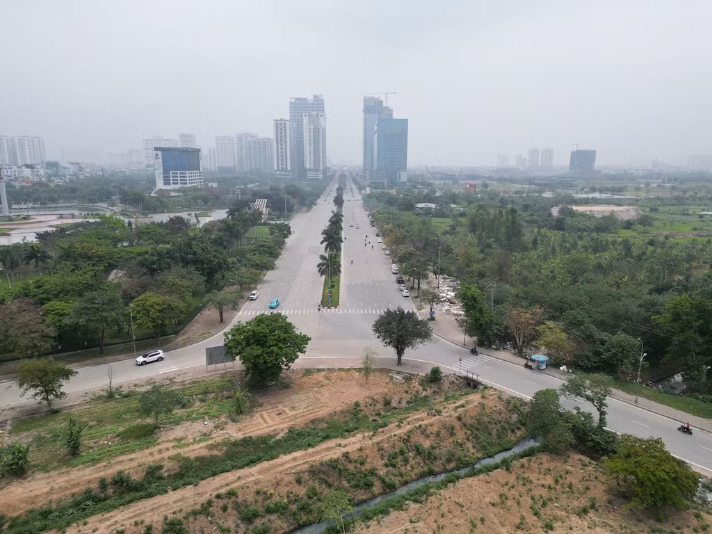 Dự án trục đường Tây Thăng Long là trục kết nối các đô thị phía tây Hà Nội có tổng chiều dài hơn 33 km bắt đầu từ đường Võ Chí Công (quận Tây Hồ) đến thị xã Sơn Tây. Hiện tuyến đường trên đã thi công xong đoạn từ Võ Chí Công (Tây Hồ) đến nút giao với Vành đai 3. Các đoạn qua các quận, huyện như Bắc từ Liêm, Đan Phượng, Thị xã Sơn Tây... cũng đang được thi công, hoàn thiện.