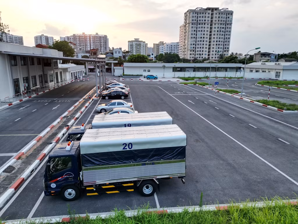 Tại nhiều trung tâm, ô tô con, xe tải giảng dạy và xe có gắn chíp điện tử để thi sát hạch đang để phơi nắng mưa nhiều ngày.