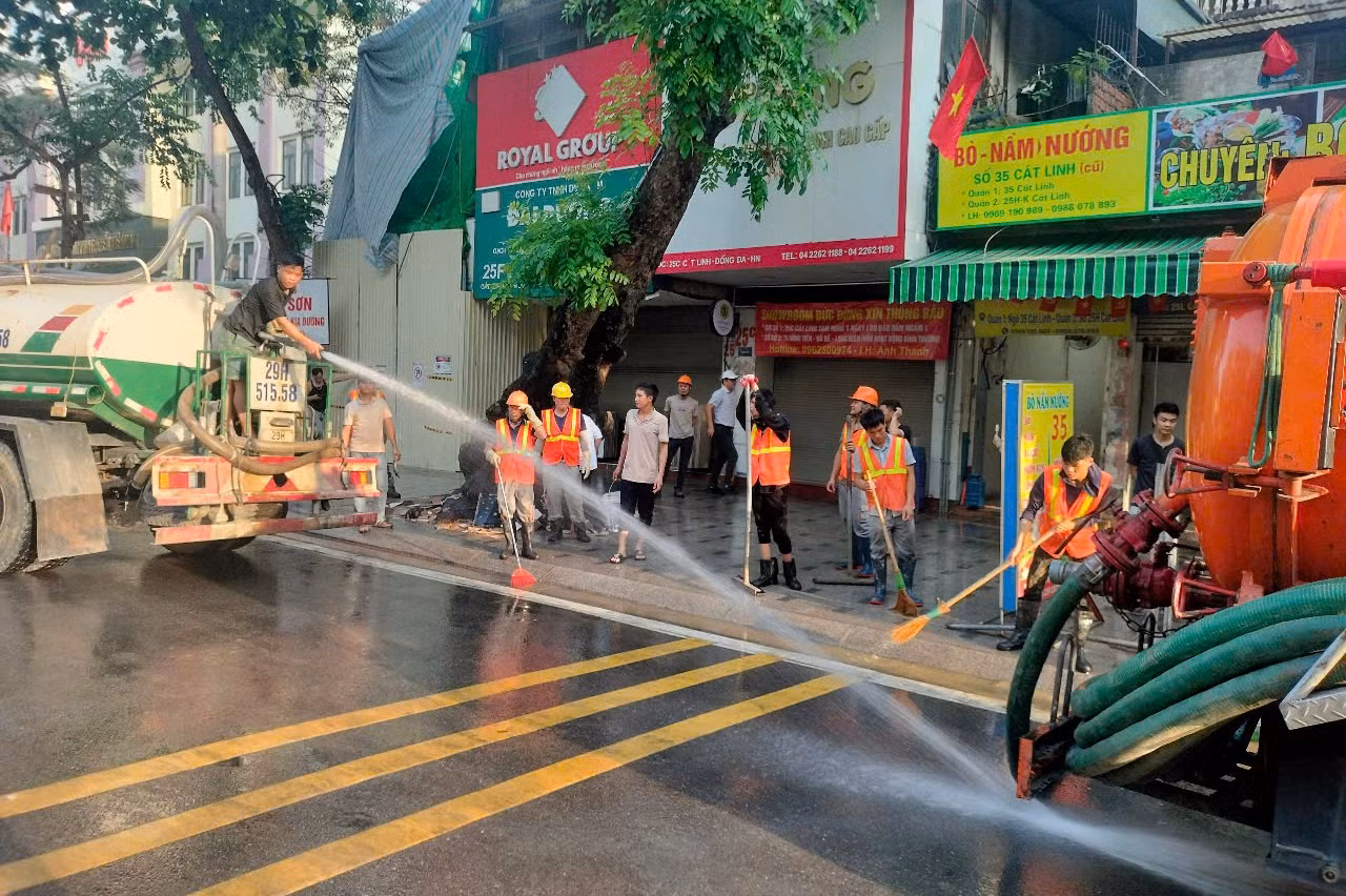 Sau khi bùn đã chấm dứt phun ra phố Cát Linh các đơn vị thi công đã tiến hành phun, rửa đường.