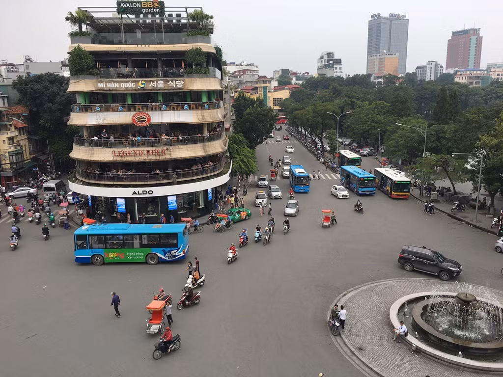 Khi từ bến tàu điện cũ được chuyển đổi sang hình thức kinh doanh thương mại, tòa nhà 5 tầng Hàm Cá Mập đã hoạt động tốt và là điểm nhấn tại Thủ đô và điểm đến của rất nhiều khách du lịch trong và ngoài nước.