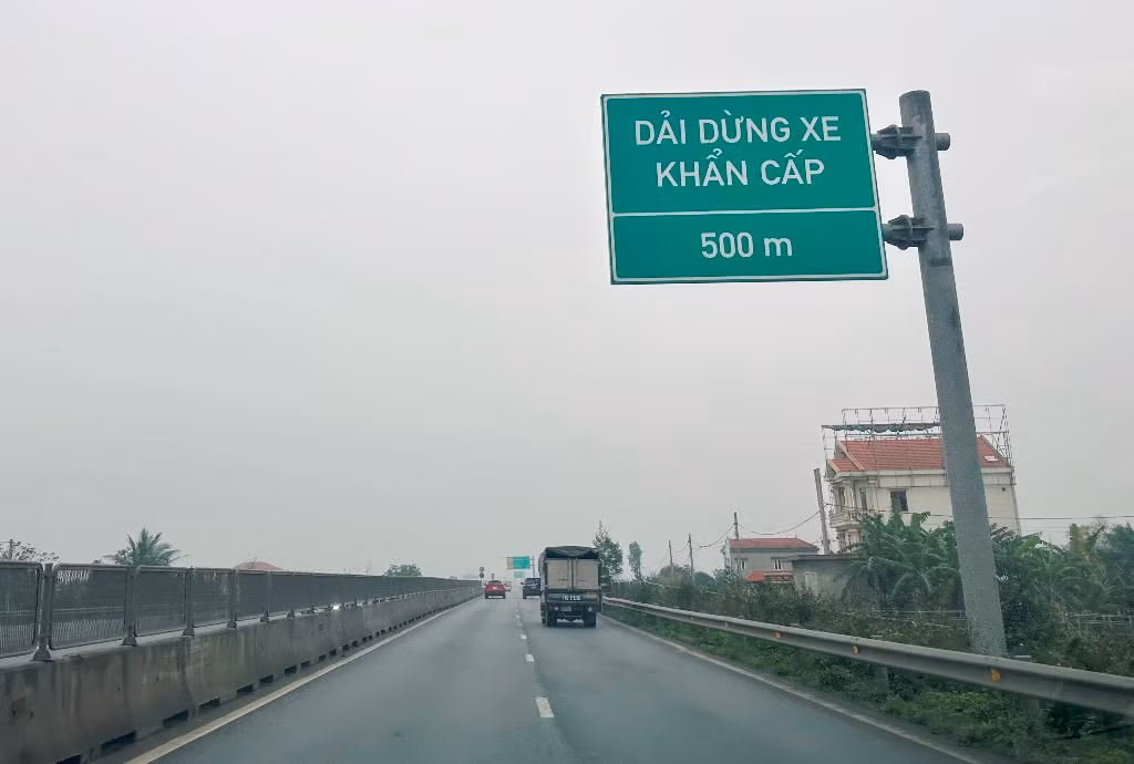 Tuyến đường chỉ bố trí các "dải dừng khẩn cấp" cách nhiều km.