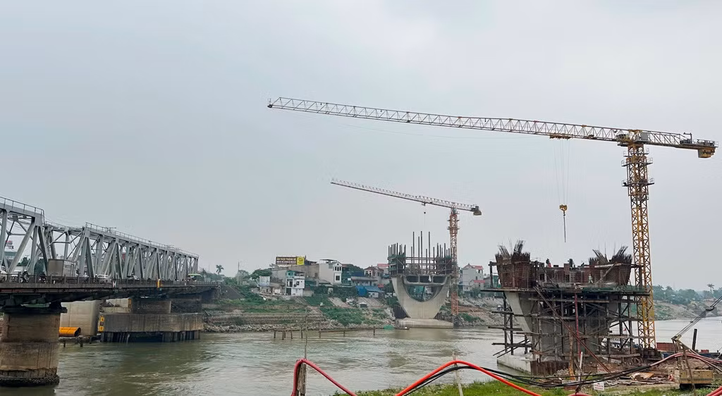 Cầu Đuống mới có nguy cơ dừng thi công vì thiếu mặt bằng sau khi làm xong 2 trụ cầu ở lòng sông. Ảnh: T.Đảng