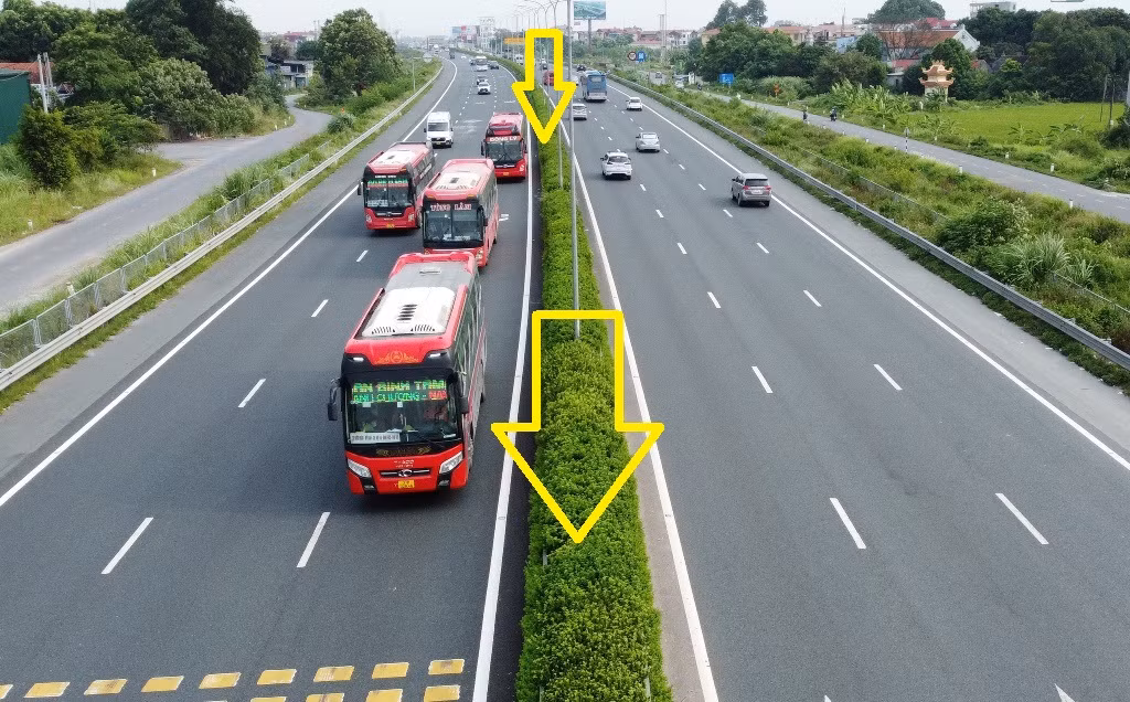 Lý do của việc này, nhà đầu tư là Cty CP đầu tư BOT Pháp Vân – Cầu Giẽ cho biết, hiện quỹ đất ở dải phân cách giữa không còn, chỉ đủ để trồng cỏ và dựng bờ tôn lượn sóng ngăn cách hai chiều đường.