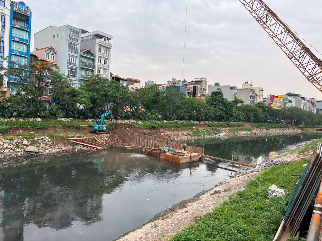 Công trường thi công ngăn đôi dòng chảy sông Tô Lịch.