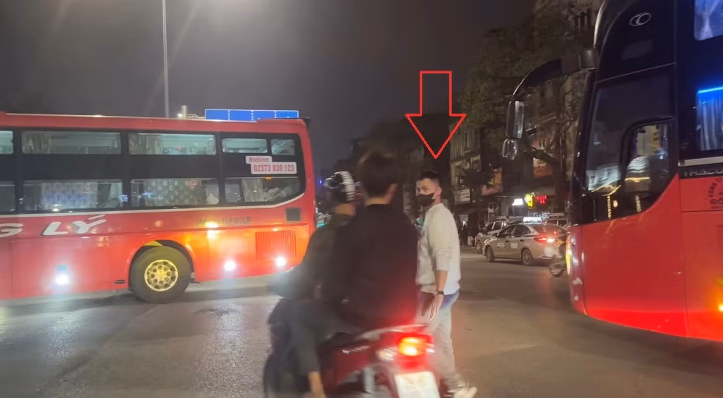 Vào chiều và tối 2/2, đoạn qua các số nhà từ 951 đến 961 trên đường Giải Phóng có nhiều xe khách dừng đỗ thành hàng dài. Nhân viên nhà xe phải ra giữa đường "xi nhan" cho một số ô tô qua đường, quay ra hướng QL1.