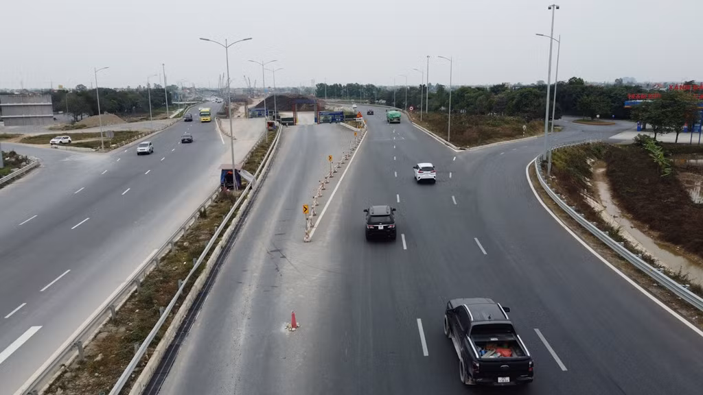 Ngoài ra vào các ngày cao điểm như cuối tuần, lễ Tết, CSGT sẽ đứng điều tiết trực tiếp tại đây để đảm bảo tránh ùn tắc, tai nạn giao thông khi các xe đi trên đường tạm.