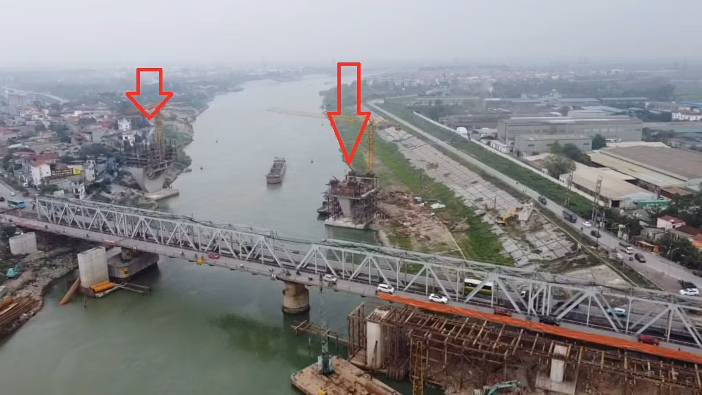 Từ thực tế trên, Bộ Xây dựng (trước đó là Bộ GTVT) đã bố trí hơn 1.800 tỷ ngân sách xây công trình cầu Đuống mới (mũi tên). Từ thực tế trên, Bộ Xây dựng (trước đó là Bộ GTVT) đã bố trí hơn 1.800 tỷ ngân sách xây công trình cầu Đuống mới (mũi tên).