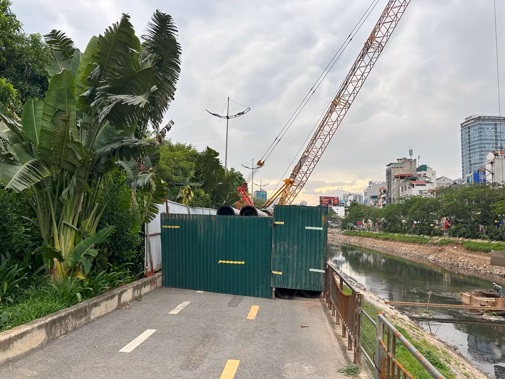 Dự án xử lý nước thải Yên Xá do Ban QLDA đầu tư công trình hạ tầng kỹ thuật và nông nghiệp thành phố Hà Nội (Ban Hạ tầng và Nông Nghiệp) làm chủ đầu tư, có tiến độ hoàn thành năm 2021 nhưng đến nay một số hạng mục tại đây vẫn rào đường thi công. Ảnh chụp ngày 9/6: Công trường dự án vẫn đang phong tỏa.