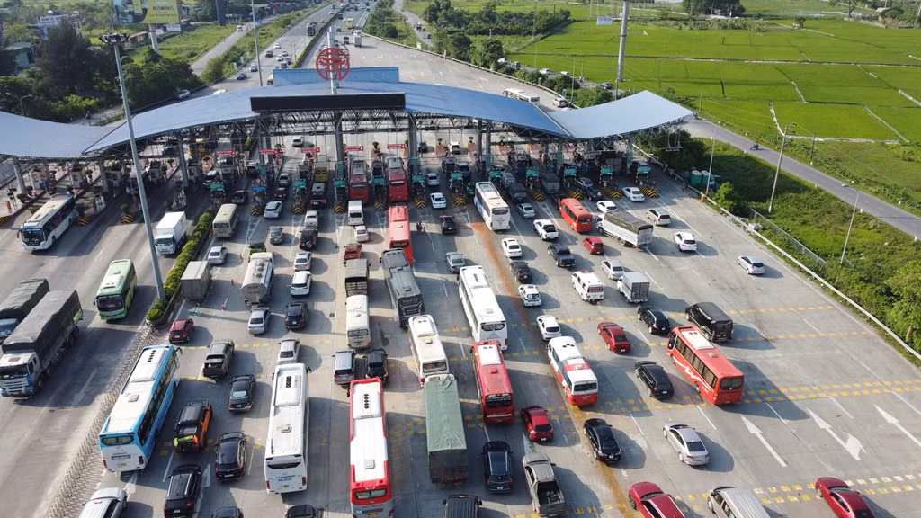 Ngoài ra trên tuyến hiện có 4 nút giao và một trạm thu phí, sắp tới sẽ có thêm 3 nút giao đấu nối vào (Vành đai 4, Vành đai 3,5, đường nối cao tốc với Vành đai 3), liệu phương án làm cầu cạn hai bên như vậy khi qua các nút giao cầu cạn sẽ đi thế nào, nếu tiếp cận hết các nút giao này liệu có đảm bảo nguyên tắc 10 km mới được bố trí một nút giao?