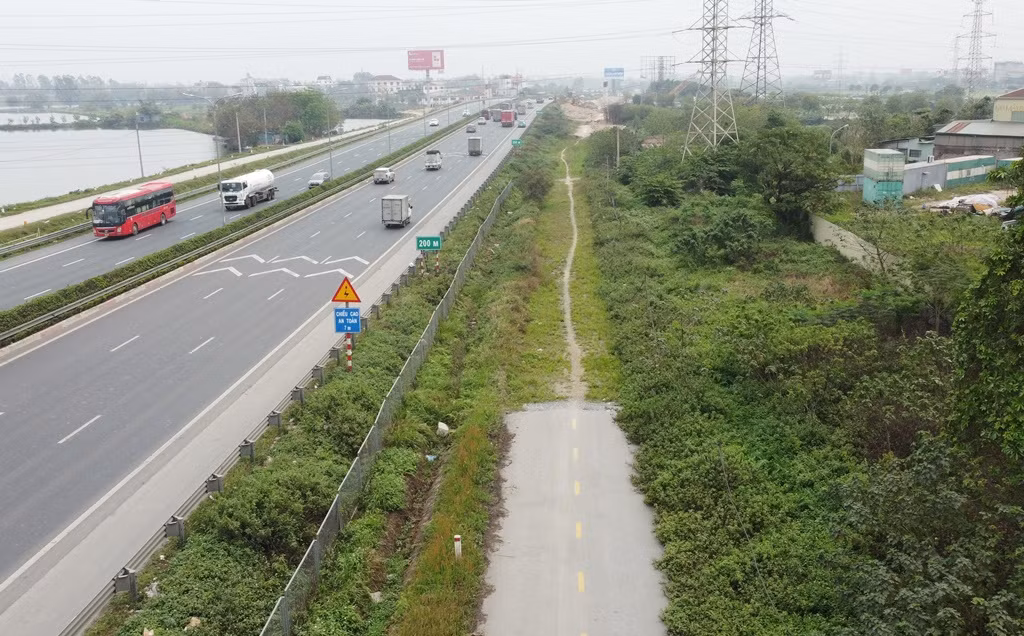 Cùng với đó, hiện quỹ đất ở cánh gà hai bên phải và trái tuyến cao tốc không có mặt cắt ngang đồng đều, không có vị trí còn đủ rộng, thậm còn là đường hẹp, đường cụt, vướng cột điện... như đoạn đi qua địa phận huyện Thường Tín sẽ khó để làm cầu cạn.